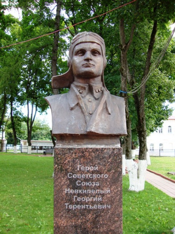 Бюст Невкипелого в городе Руза, в мемориальном парке на Площади Партизан